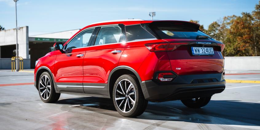 Bestune T77 to pozorna okazja. Ma jednak jedną zaletę