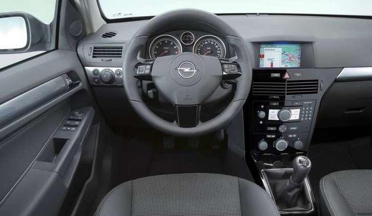 Astra III sedan z Gliwic