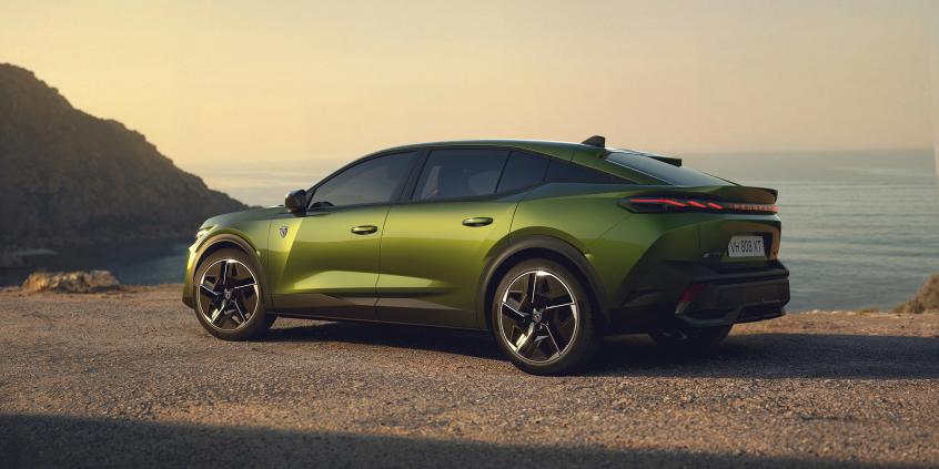 Nowy Peugeot 408 po liftingu: Bogatsze wyposażenie, ale cennik ani drgnął