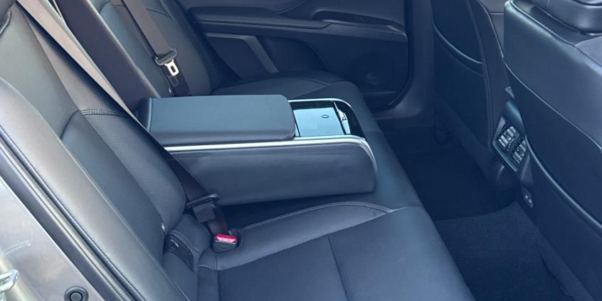 Toyota Camry Hybrid Executive wydaje się nudna, a jest świetna. Niczego nie udaje, bo nie musi