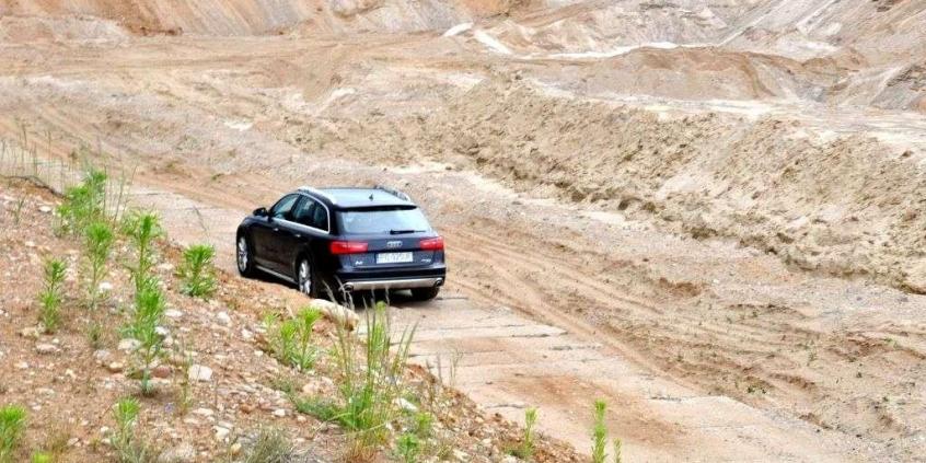 Audi A6 Allroad - turysta w garniturze