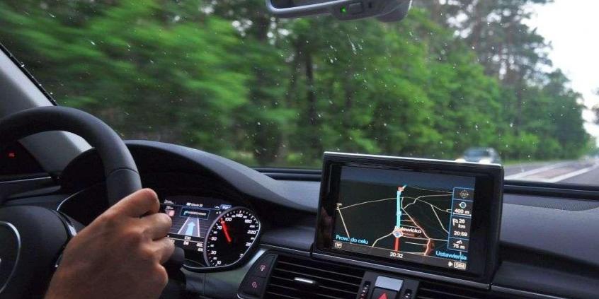 Audi A6 Allroad - turysta w garniturze