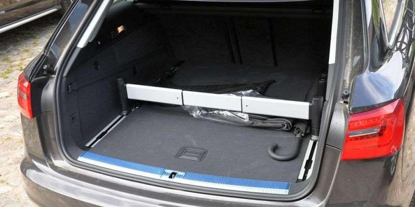 Audi A6 Allroad - turysta w garniturze