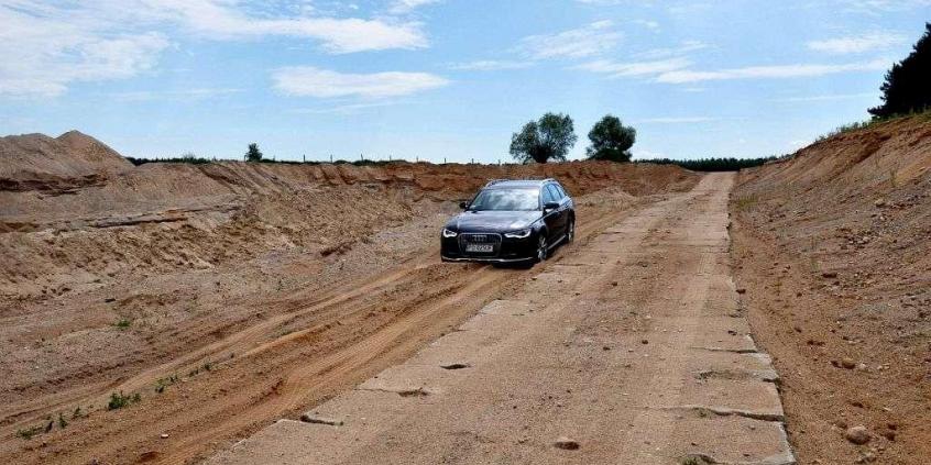 Audi A6 Allroad - turysta w garniturze