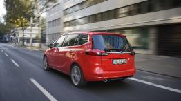 Opel Zafira Tourer BiTurbo - widok z tyłu