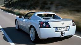 Opel Speedster Turbo - widok z tyłu