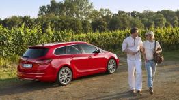 Opel Astra IV Sports Tourer Facelifting BiTurbo - widok z tyłu