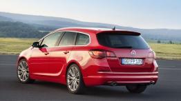 Opel Astra IV Sports Tourer Facelifting BiTurbo - widok z tyłu