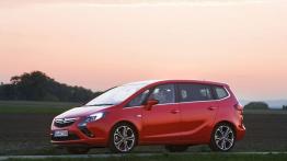 Opel Zafira Tourer BiTurbo - lewy bok
