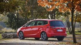 Opel Zafira Tourer BiTurbo - widok z tyłu