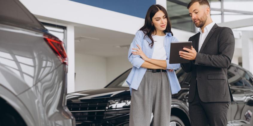 „Gratisy zamiast rabatu" – dlaczego dealerzy doposażają auta zamiast obniżać cennik i kiedy to się bardziej opłaca niż rabat
