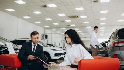Kredyt 0% u dealera. Ile naprawdę kosztuje auto z ubezpieczeniem, pakietami i utraconym rabatem?