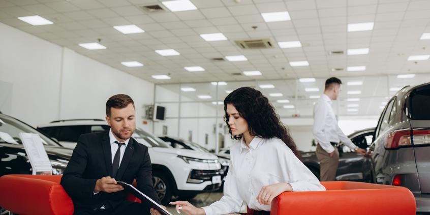 Kredyt 0% u dealera. Ile naprawdę kosztuje auto z ubezpieczeniem, pakietami i utraconym rabatem?
