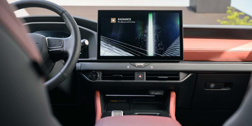Lexus NX dostał większą baterię. Teraz przejedzie ponad 100 km na prądzie