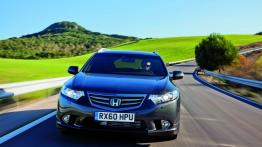Honda Accord 2011 kombi - przód - reflektory włączone