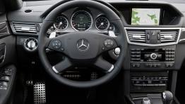 Mercedes Klasa E 63 AMG Kombi - kokpit