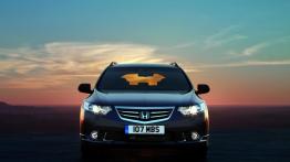 Honda Accord 2011 kombi - przód - reflektory włączone