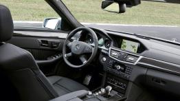 Mercedes Klasa E 63 AMG Kombi - kokpit