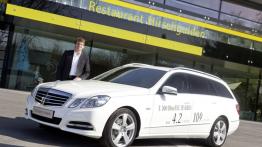 Mercedes E 300 BlueTEC HYBRID kombi - lewy bok