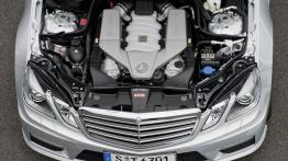 Mercedes Klasa E 63 AMG Kombi - silnik