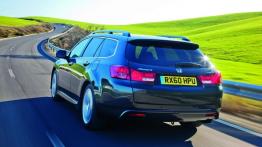 Honda Accord 2011 kombi - tył - reflektory włączone