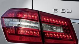 Mercedes Klasa E 63 AMG Kombi - lewy tylny reflektor - włączony