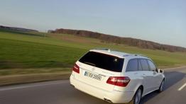 Mercedes E 300 BlueTEC HYBRID kombi - widok z tyłu