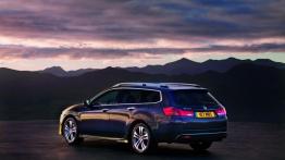 Honda Accord 2011 kombi - tył - reflektory włączone