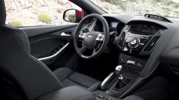 Ford Focus III ST kombi - widok ogólny wnętrza z przodu