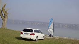 Mercedes E 300 BlueTEC HYBRID kombi - widok z tyłu