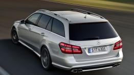 Mercedes Klasa E 63 AMG Kombi - widok z tyłu