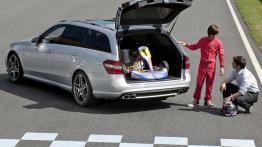 Mercedes Klasa E 63 AMG Kombi - tył - bagażnik otwarty