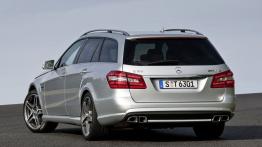 Mercedes Klasa E 63 AMG Kombi - widok z tyłu