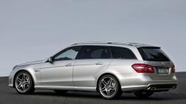 Mercedes Klasa E 63 AMG Kombi - widok z tyłu