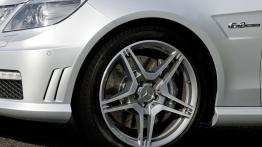 Mercedes Klasa E 63 AMG Kombi - koło