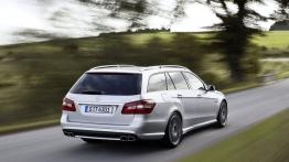 Mercedes Klasa E 63 AMG Kombi - widok z tyłu