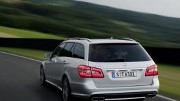 Mercedes Klasa E 63 AMG Kombi - widok z tyłu