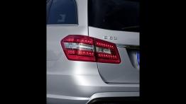 Mercedes Klasa E 63 AMG Kombi - lewy tylny reflektor - wyłączony