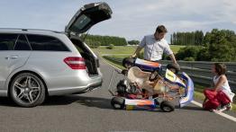 Mercedes Klasa E 63 AMG Kombi - tył - bagażnik otwarty