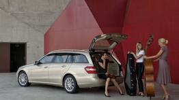 Mercedes E 250 CDI W212 kombi - tył - bagażnik otwarty