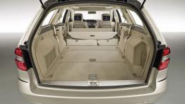 Mercedes E 250 CDI W212 kombi - tylna kanapa złożona, widok z bagażnika