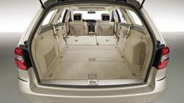 Mercedes E 250 CDI W212 kombi - tylna kanapa złożona, widok z bagażnika