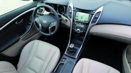 Hyundai i30 II kombi - widok ogólny wnętrza z przodu