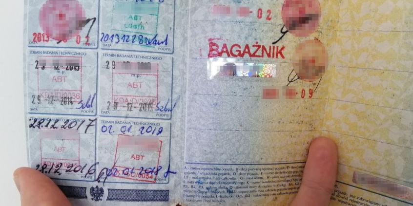 Od 4 grudnia nie trzeba wymieniać dowodu, ale trzeba mieć zaświadczenie z SKP. I uwaga na tablice!