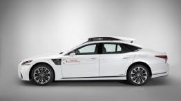 Niby Lexus, a jednak Toyota. I potrafi sama jeździć