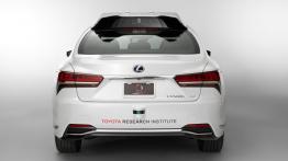 Niby Lexus, a jednak Toyota. I potrafi sama jeździć