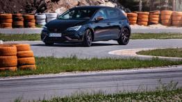 Seat Leon Cupra R – czym różni się od „zwykłej” Cupry? I czy warto dopłacać?