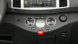 Nissan Micra C+C - konsola środkowa