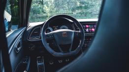 Seat Leon Cupra R – czym różni się od „zwykłej” Cupry? I czy warto dopłacać?