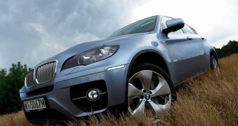 Elektryzująco szybka hybryda - BMW X6